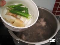 清燉白蘿卜牛腩湯的做法圖解3