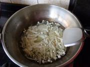 金針菇昂公魚奶湯的做法圖解3